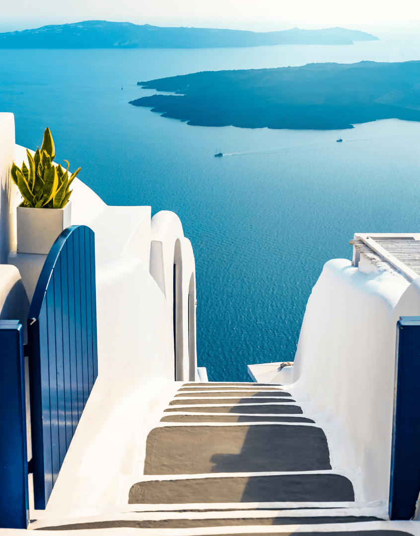Whitewashed stairs and caldera view in Santorini, Greece – peaceful free summer activity