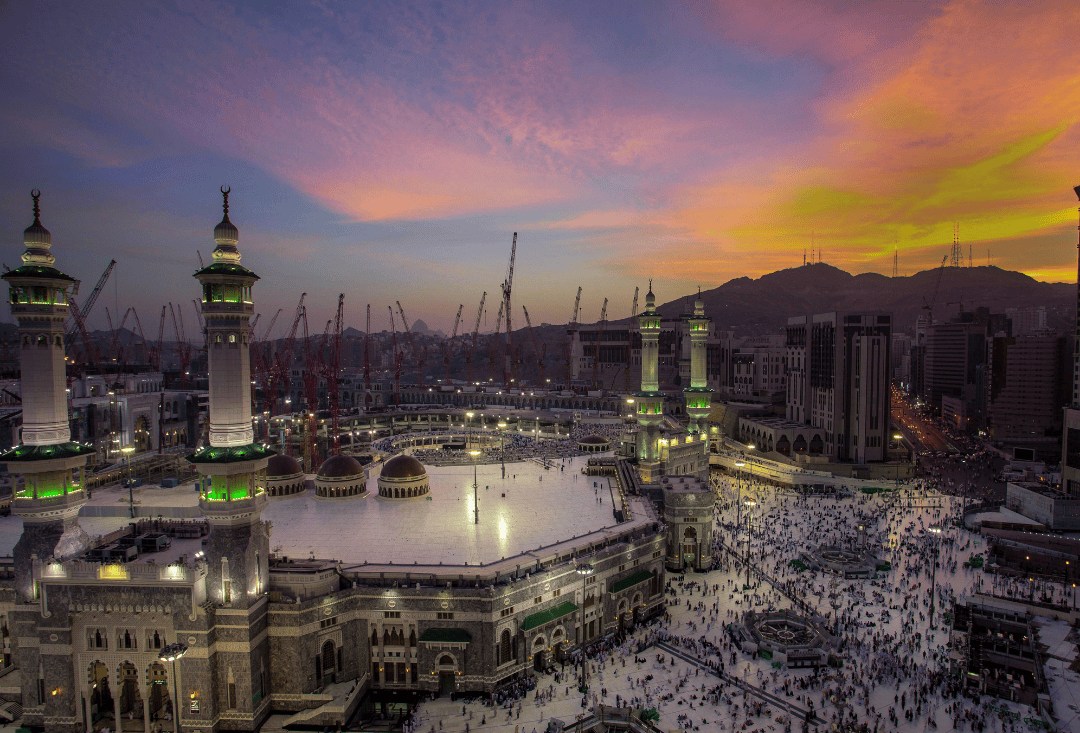 Masjid al-Haram at sunset in Makkah during Umrah and Hajj, showing crowded areas where pilgrims need strong eSIM and portable WiFi connectivity.