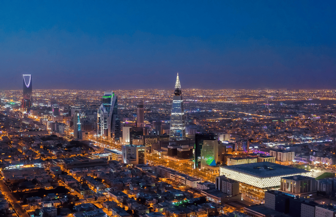 Night view of Riyadh’s illuminated city skyline with modern towers – vibrant nightlife on a Saudi Arabia trip
